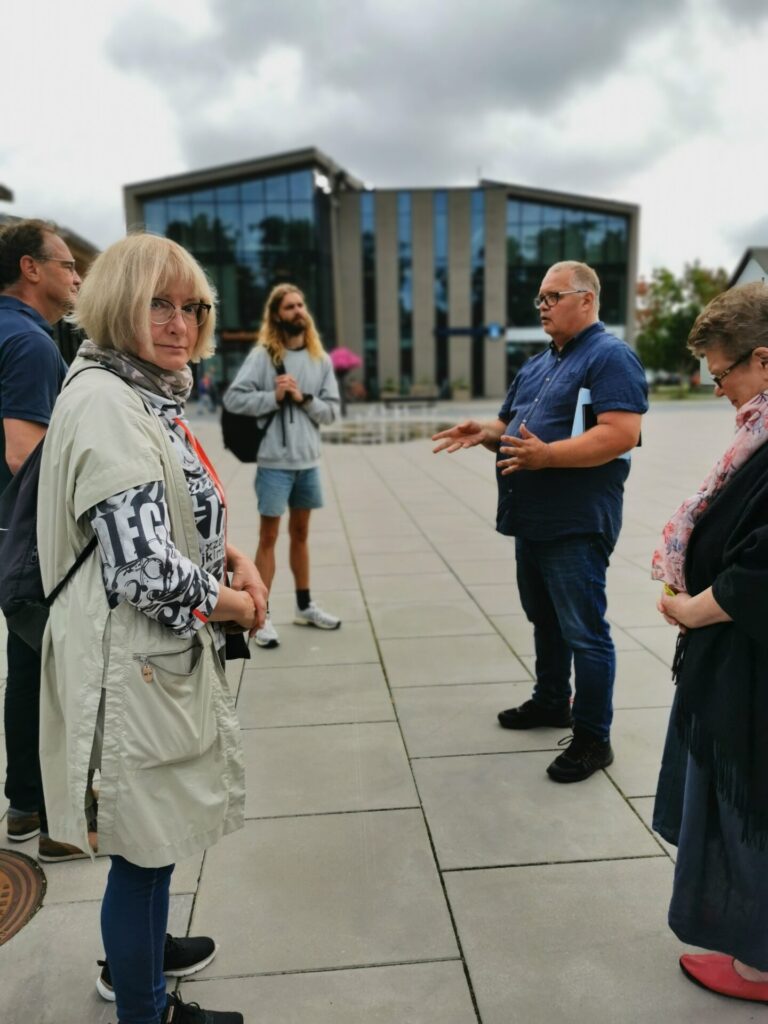 Anita Apine un projekta dalībnieki ekskursijā pa Kardlu ( Igaunija)