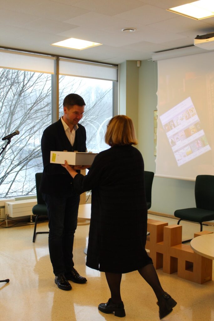 Valmieras novada Kultūras pārvaldes vadītājs Toms Upners sveic Valmieras bibliotēkas direktori Daigu Rokpelni